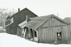 Eldhuset nærmest, Almuens Herrestue og Nordre stabbur...(Se 