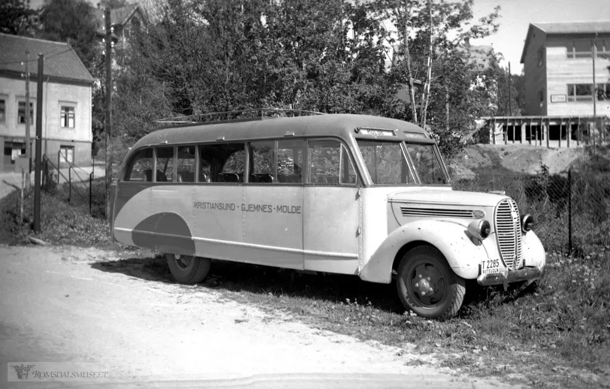 Kristiansund-Gjemnes-Molde bussen. .Rutebilvogn..T-2285 var en Ford V 8, 1938-modell. Karosseriet ble bygd ved Ivar Røviks Karosserifabrikk. Bussen hadde 24 seter. I 1952 ble den solgt til Smøla. Bussen gikk først i rute Molde-Gjemnes og retur. Til 1952 gikk det ferje mellom Gjemnes og Kristiansund, men i 1952 ble veien over Frei åpnet og ferjestrekningen forkortet til Gjemnes-Kvitnes.