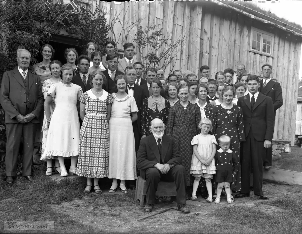 Fra Malmedalen "Malmedalsjentene". ..Bildet er tatt 14.juni.1936 (søndag)..Dagen etter Johanne og Kristian Aasen sitt bryllup.