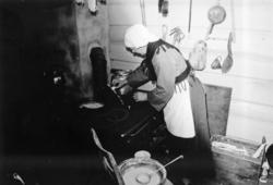 Fru Engen steiker vaflar under Olsok i 1976..Inne i Erikgard