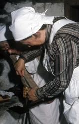 Steking av avlette i Pålgarden på Romsdalsmuseet..Olsok på R