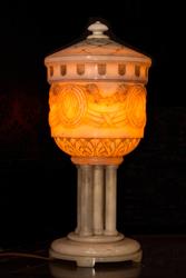 En av Chateauets markante lamper er alabastlampa på peisen i