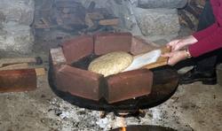 Skoleklasse på besøk på Romsdalsmuseet under brødbaking i Fr