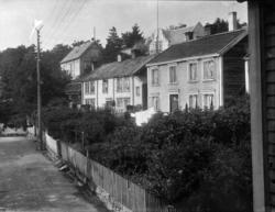 I enden av gata Paula Eide sitt hus..Murhuset i bakgrunnen e