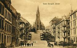 Vestre Torggate i Bergen med Johanneskirken, en korskirke fr