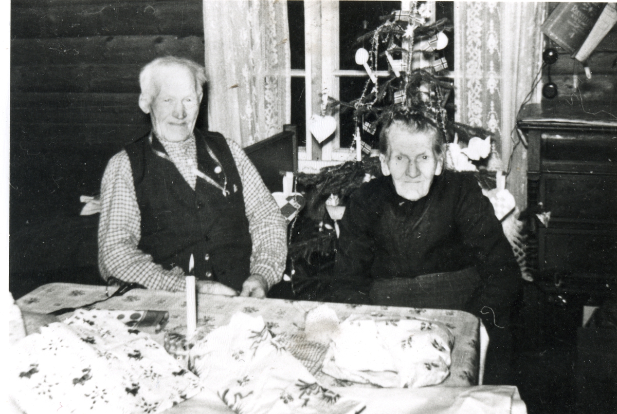 Portrett,juletre,vest,skjorte og kjole.
Helge og Marta Svingen juleaften 1959.