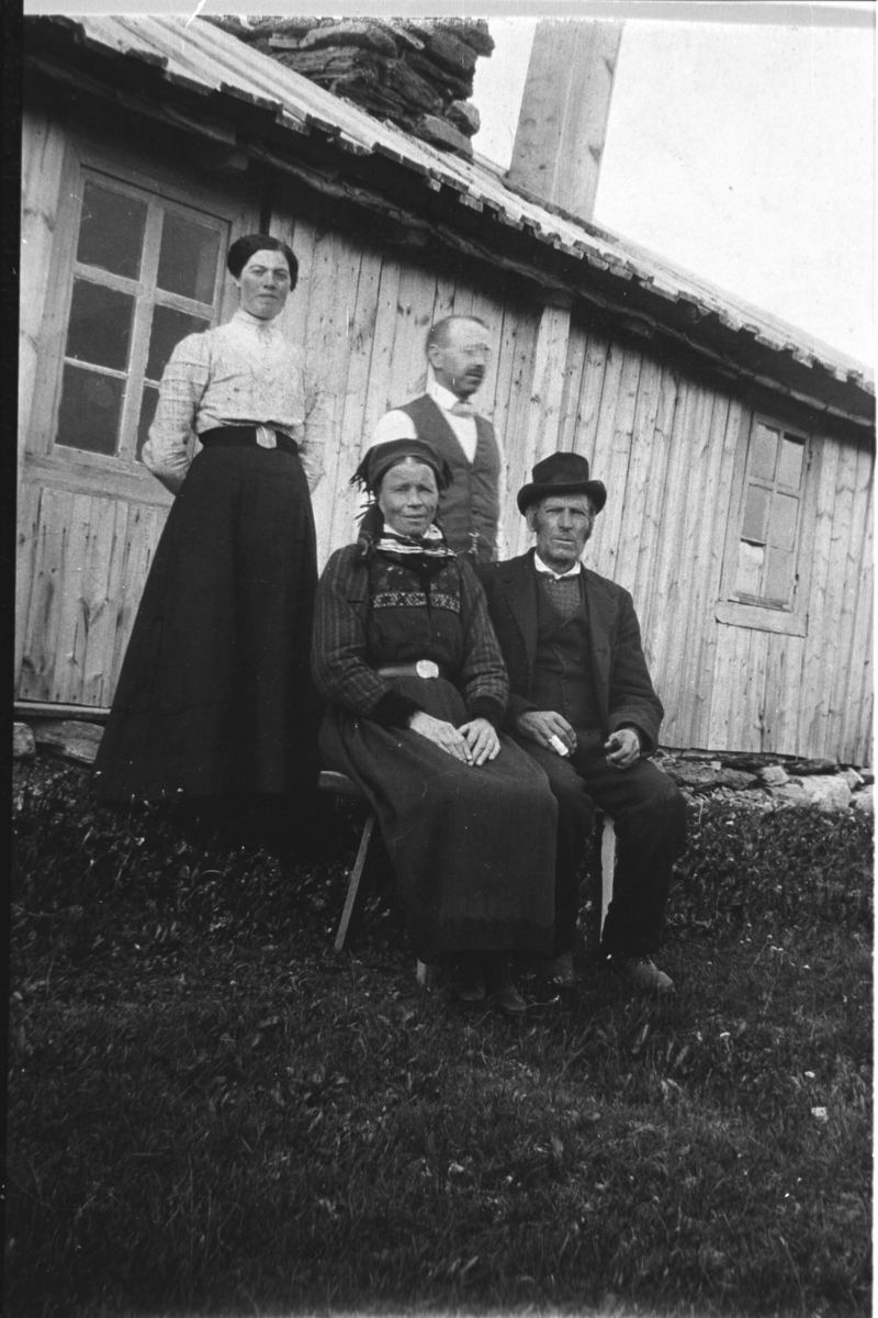 Gruppe, skjørt, bluse, jakke, bukse, stølsbu og Gruppe, skjørt, bluse, jakke, bukse, stølsbu og