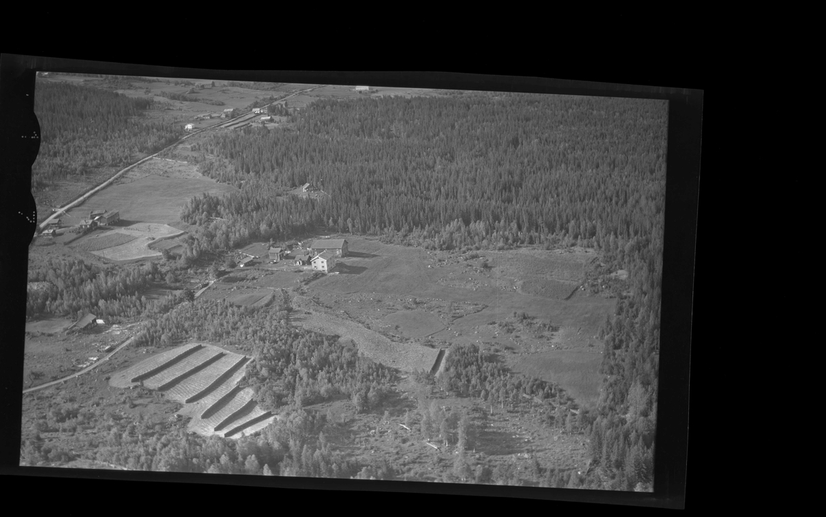 Flyfoto av Slåttestølen og Gjæla.
Hallingstugu,låve,stabbur og bolighus.