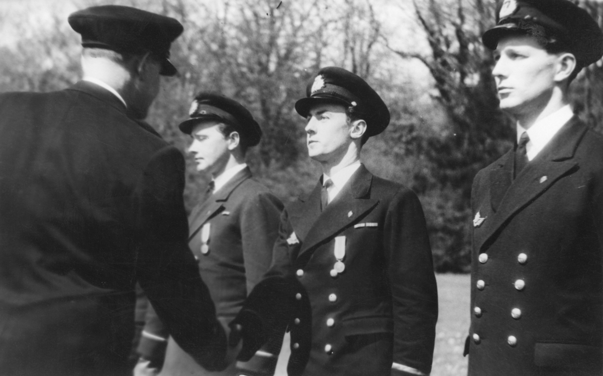 Admiral Riiser-Larsen (til venstre) gratulerer Thurmann-Nielsen og Halvorsen under en seremoni ved 330 skvadronens avdeling i Oban, Skottland, 1. mai 1943.