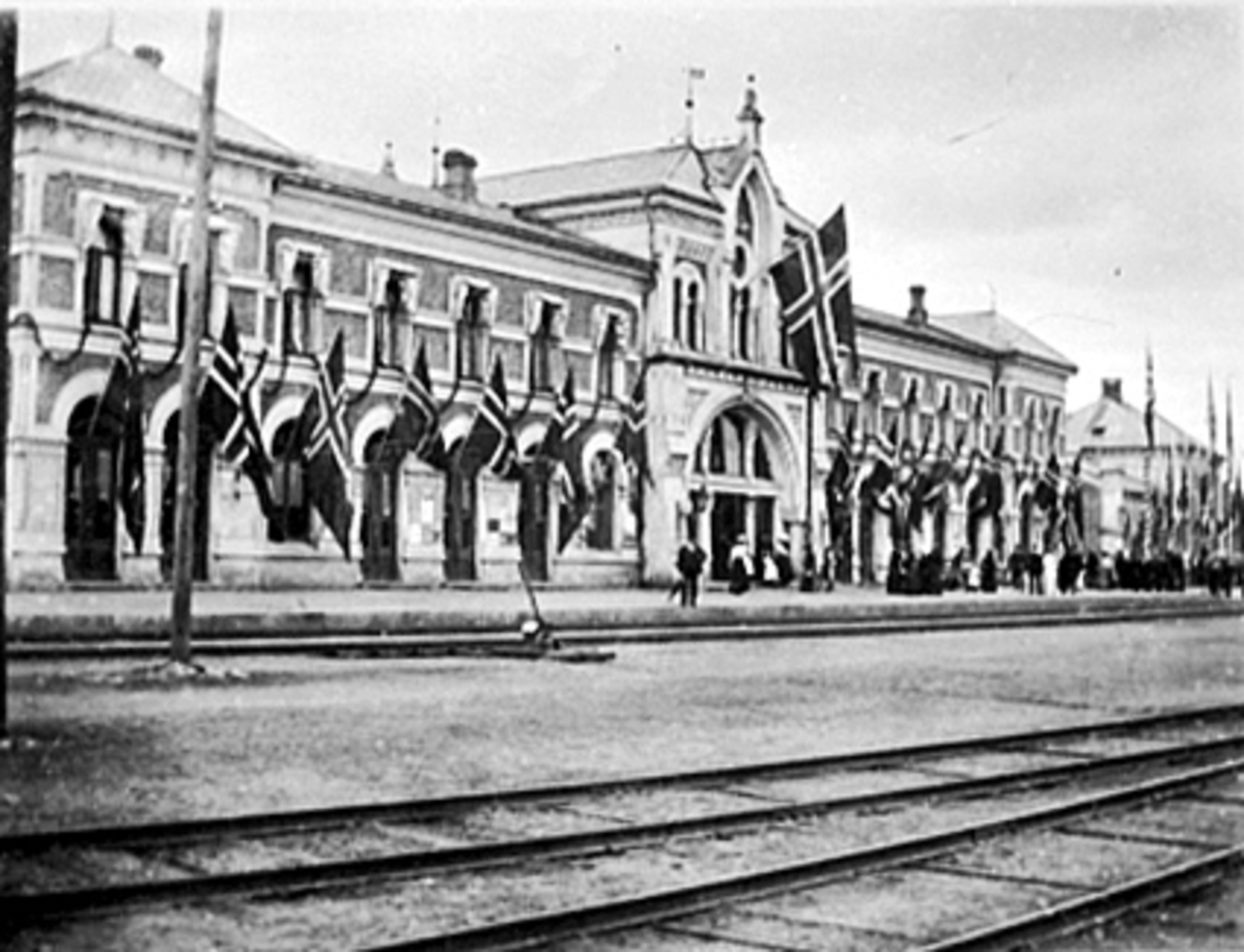 Hamar stasjon, eksteriør stasjonsbygningen pyntet med girlandere og flagg, kroningsreisen 1906, 