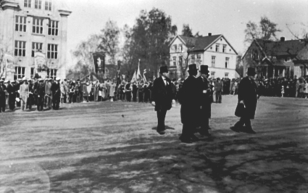 17. mai, Hamar katedralskole, Middelskolen, Skoletorget, Vestre torg, oppstilling av skoletoget, lærere med flosshatter i forrunnen.