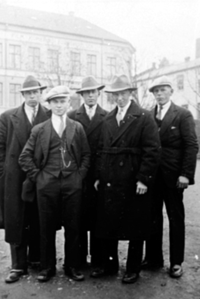 GRUPPE 5 UNGE MENN FRA ILSENG PÅ HAMARMARTEN, TIL H: ARTHUR GRØNVOLDEN, 