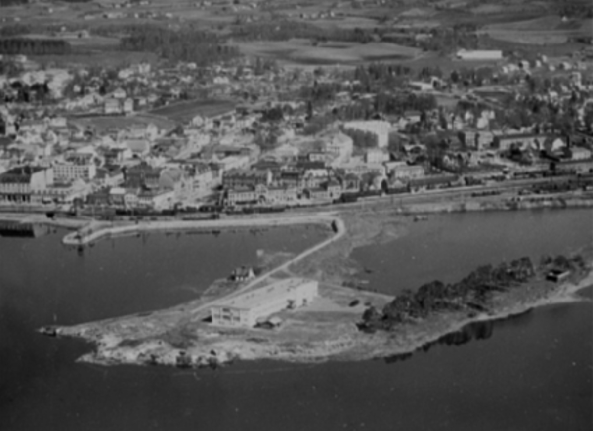 Hamar, Flyfoto, Tjuvholmen, fabrikken O. Kirkeby & Sønner flyttet hit i 1950, Vesle-Mjøsa, Hamarbukta, Jernbanebrygga, Hamar stasjon,