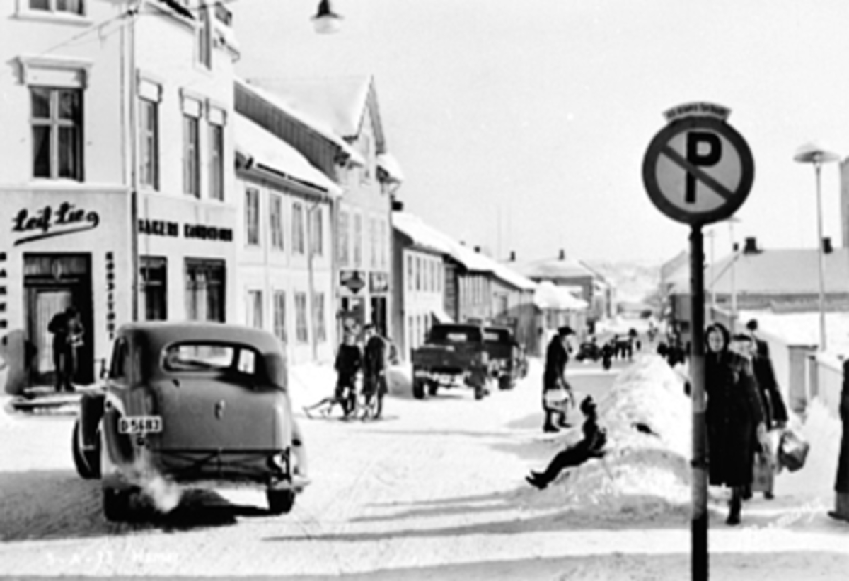 Postkort, Hamar, Grønnegata 47, baker Leif Lie utsalg, biltrafikk og folk, snøplogkanter, 


