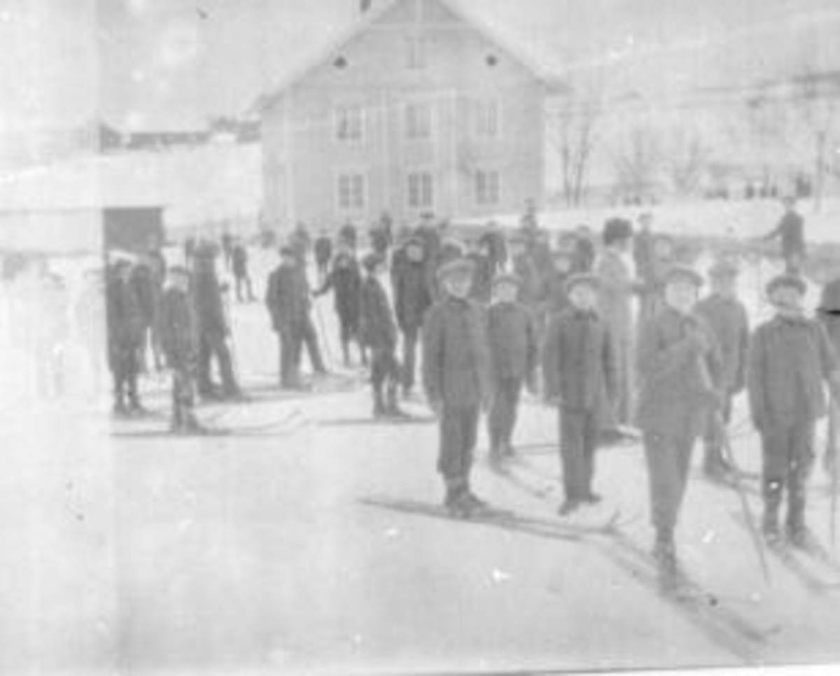 Gutter med ski fra Toftes Gave, Nedre Sund, Helgøya oppstillt utenfor bygning.