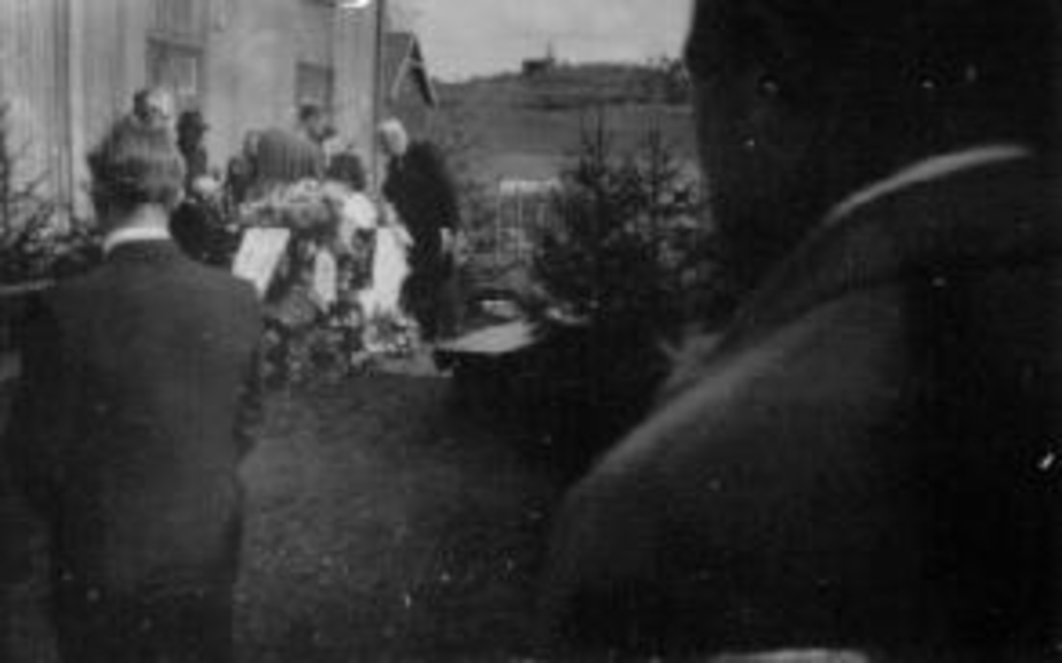 Begravelse etter Anne Marie Finden (1934-1946). Båren settes på plass i "barsal" på Kise østre, Nes, Hedmark. Foreldre var Toni og Harald Finden.