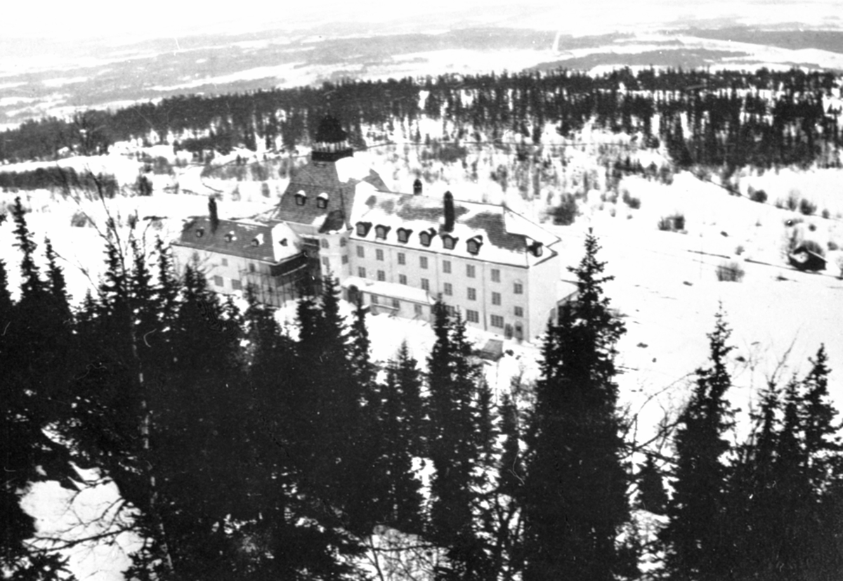 Høsbjør turisthotell, Furnesåsen. Vinter. Sett fra Høsbjørkampen.