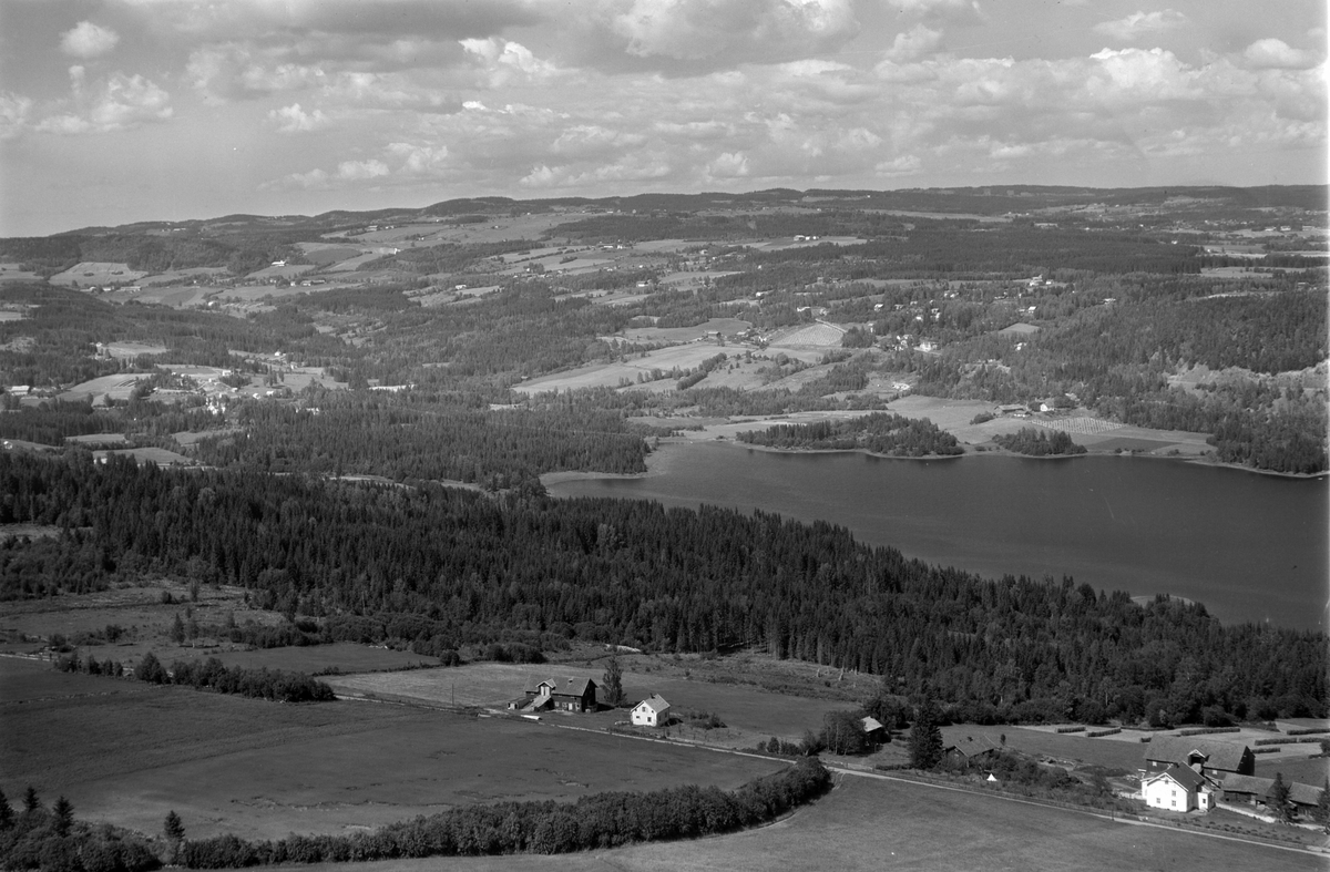 Flyfoto av Strandli, Veldre, Ringsaker. Utsikt mot Botsenden.