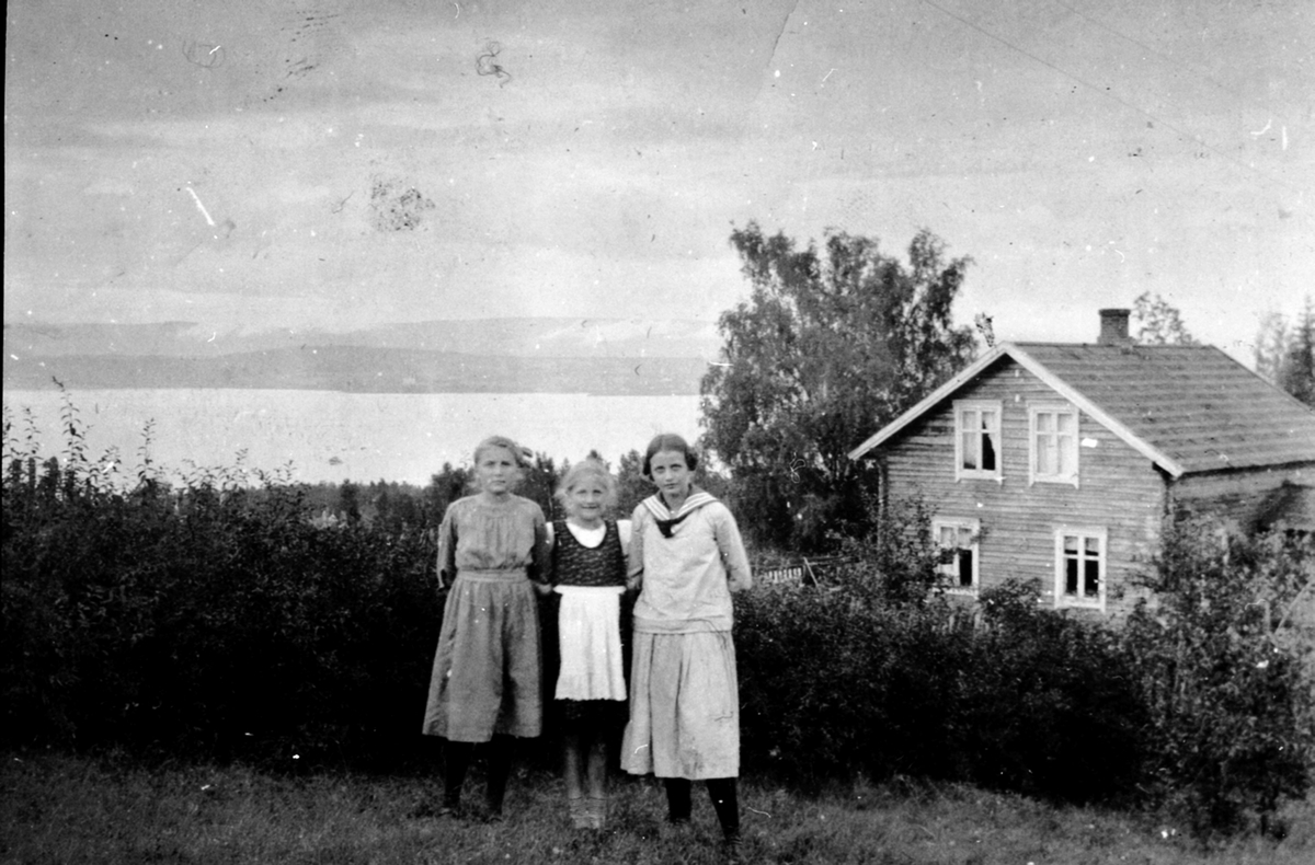 3 ukjente ungjenter foran Bakketun, Helgøya.
