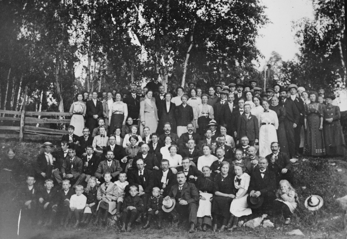 Stor gruppe, St. Hans fest, ansatte med familie, Moelven Brug, Moelv i Ringsaker. 
