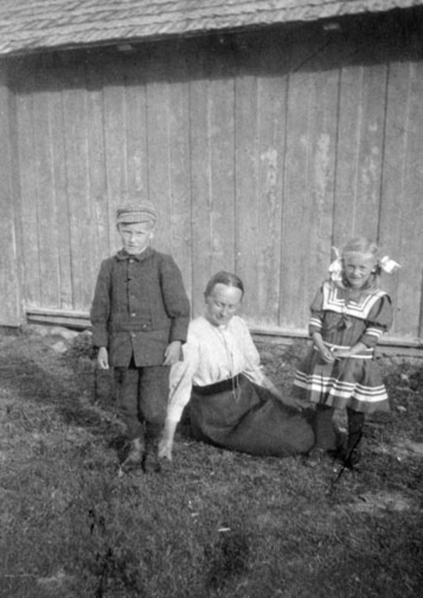 Moromor Johanne Hjelmstad (1858-1933), Christian Berg (1905-1989), Johanne Berg (1907-1936), Sjusjøen, Ringsaker Almenning.