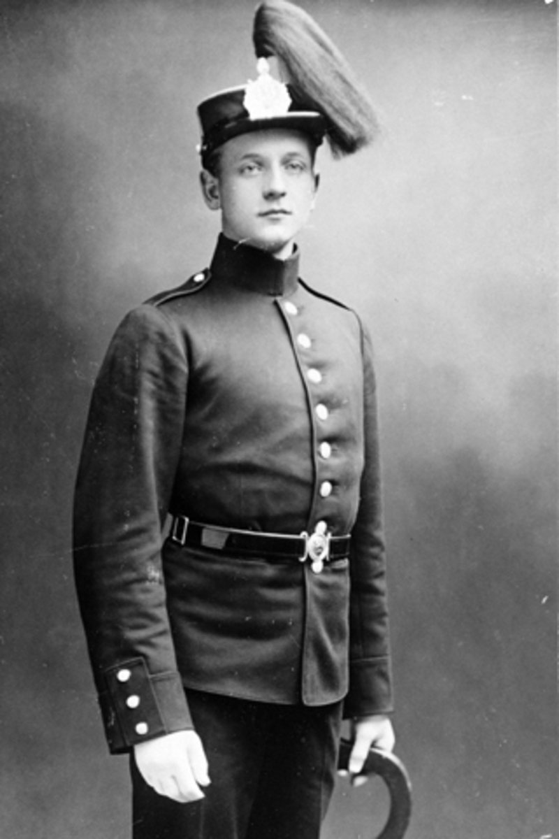 Portrett, Knut Lundby i militæruniform, F: 14. 12. 1891, gikk krigskolen ferdig i 1914, garden 1914/15, Lundby, Brumunddal.