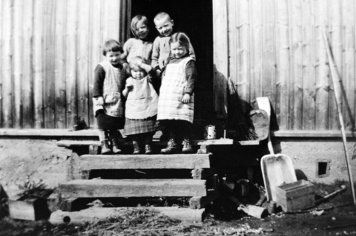 5 barn på trapp. Fra venstre er Gunhild, Eivind, Gunvor, Lisbet og Helga Nyland, Furnes, Ringsaker.