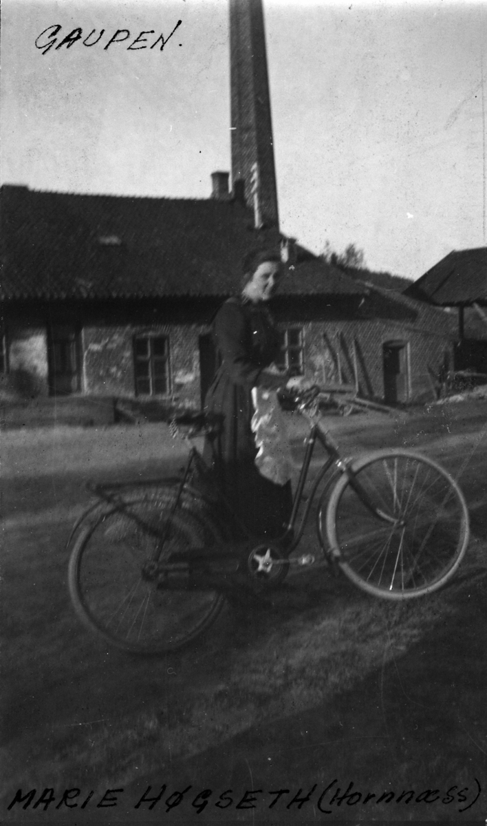 Kontordame Marie Høgseth (gift Hornæss) med sykkel foran Gaupen Meieri, ca.1920.