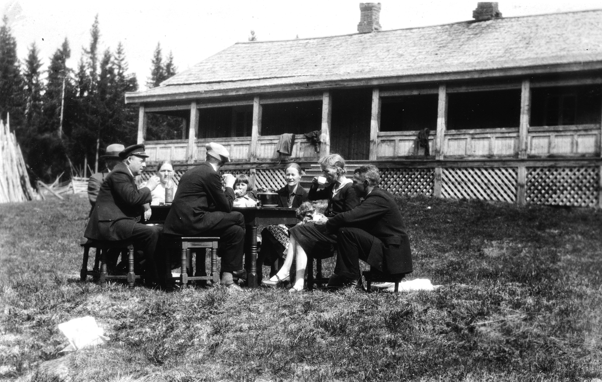 Rønningen i Nybygda, Furnes. Familien til Lensmann Peder Berg samlet rundt bord, kaffekjel. Nr. 5 f. v Hjørdis Berg g. Rustand.