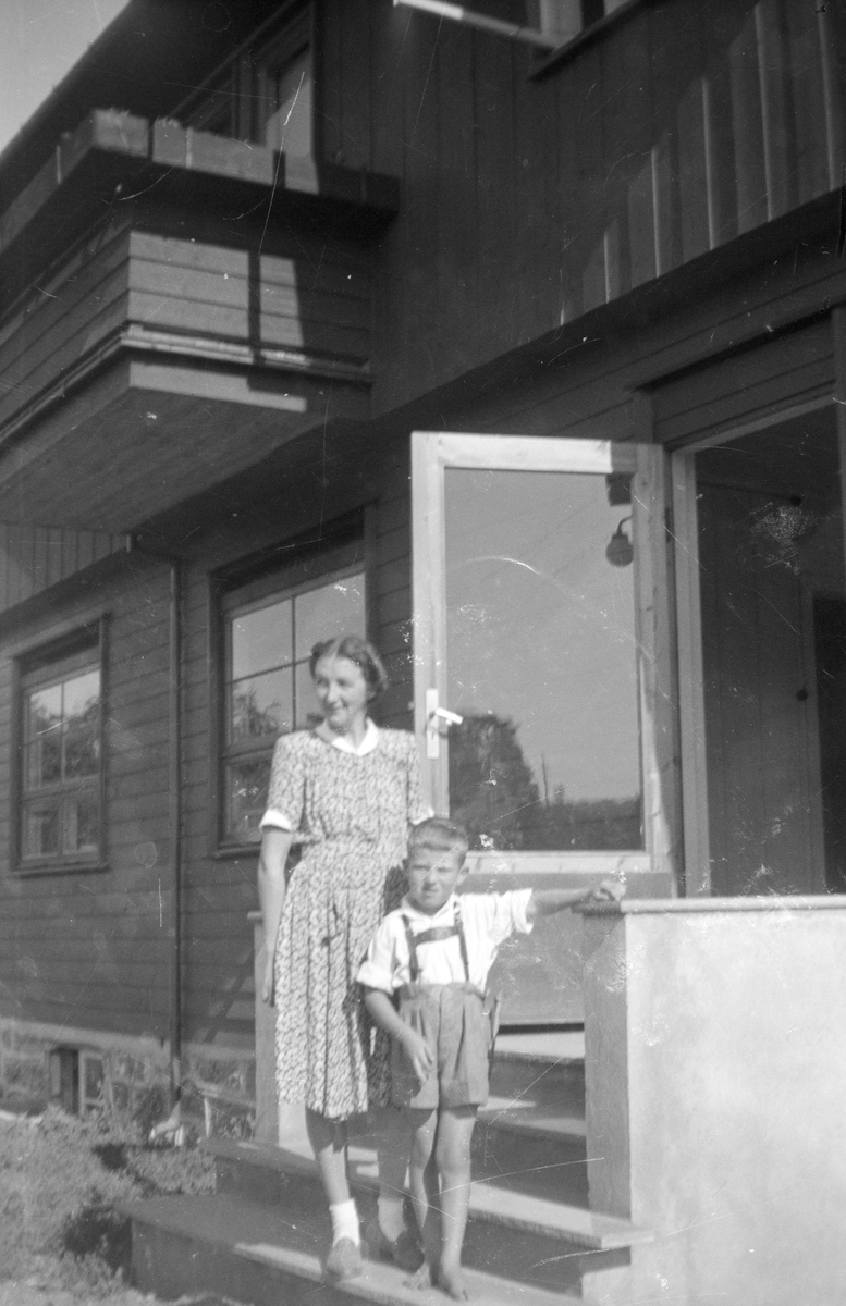 Nygata 21, Brumunddal. T. h. Asbjørg Mordal, barn. Nygata 21 ferdigbygd 1946. Asbjørg Mordal f. 1913 og Svein-Erik Mordal f. 1941