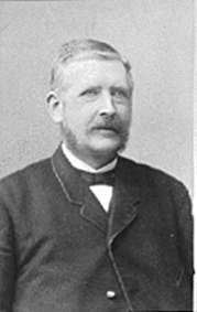 PORTRETT: LENSMANN DAHL, VANG? Lensmann Hans Dahl, Ringebu. Lensmann i Ringebu fra 1882/83-1908(?). Bosatt på Søndre Gunstad. Født 1838, død 1921. 
