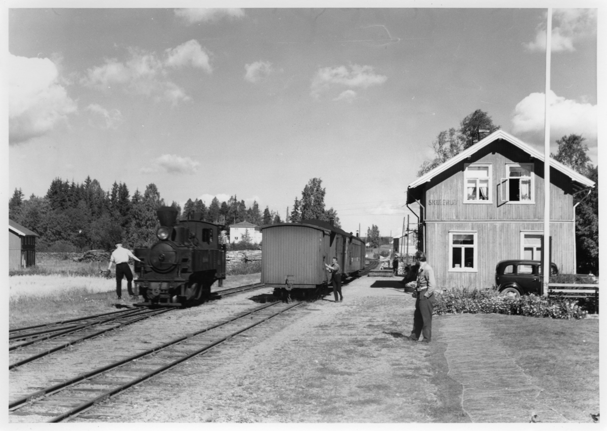 Lok 4 Setskogen i tog 2051 har ankommet Skulrud stasjon.