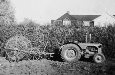 TRAKTOR MED POTETOPPTAGER, LANDBRUKSUTSTILLING, 100 ÅRS-JUBILEUM, JØNSBERG LANDBRUKSSKOLE, 
Traktoren er en Case, type DEX, fra 1946-49. Det kom mange slike traktorer til Norge via Marshal-hjelpen etter krigen. 