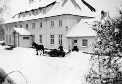 STAUR GARD, HOVEDBYGNINGEN, HEST OG SLEDE, UKJENT MANN, JULE