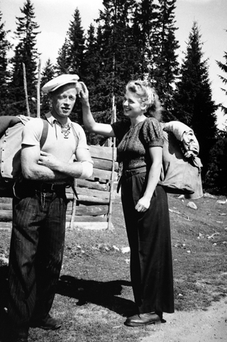 TORE ØSTERHAGEN OG ÅSE FINNANGER, MULTETUR I ROMEDAL ALMENNING 1946 ...