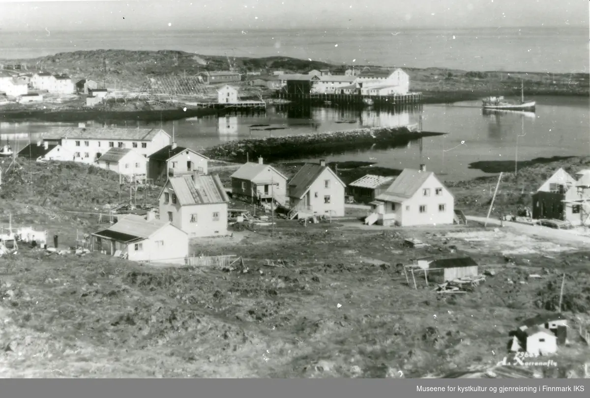 Bebyggelse, fiskebruk og båter i Gamvik ca. 1955