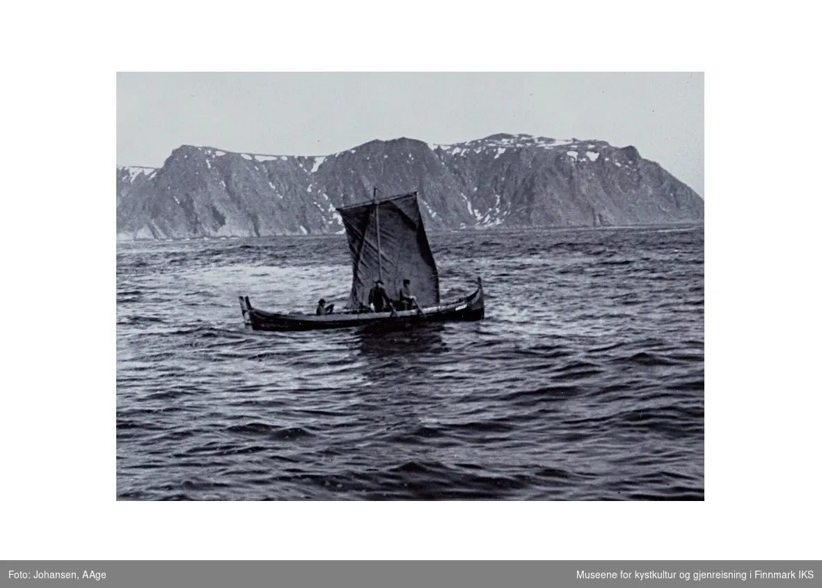 Nordlandsbåt på fiske utenfor Ingøy.
