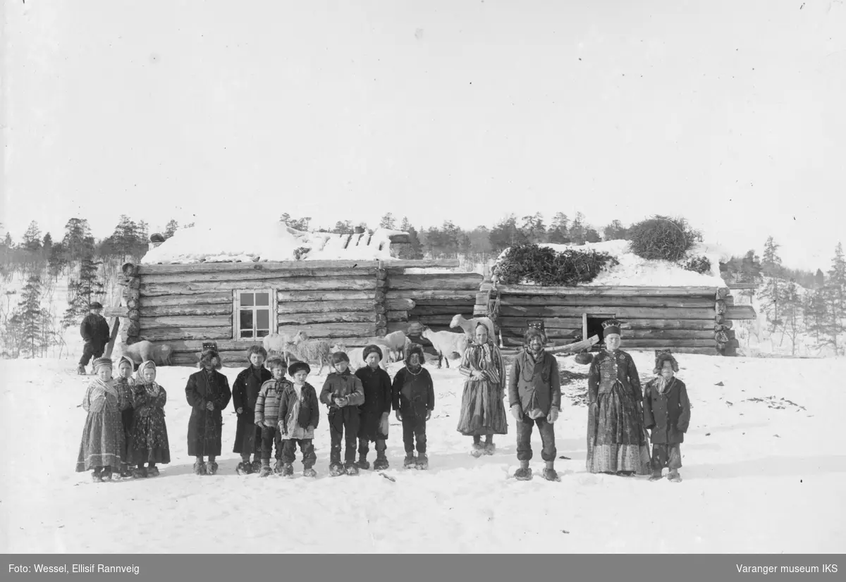 Skoltesamer fotografert i en russisk skoltelandsby,1898 (Øvre skolteby)
