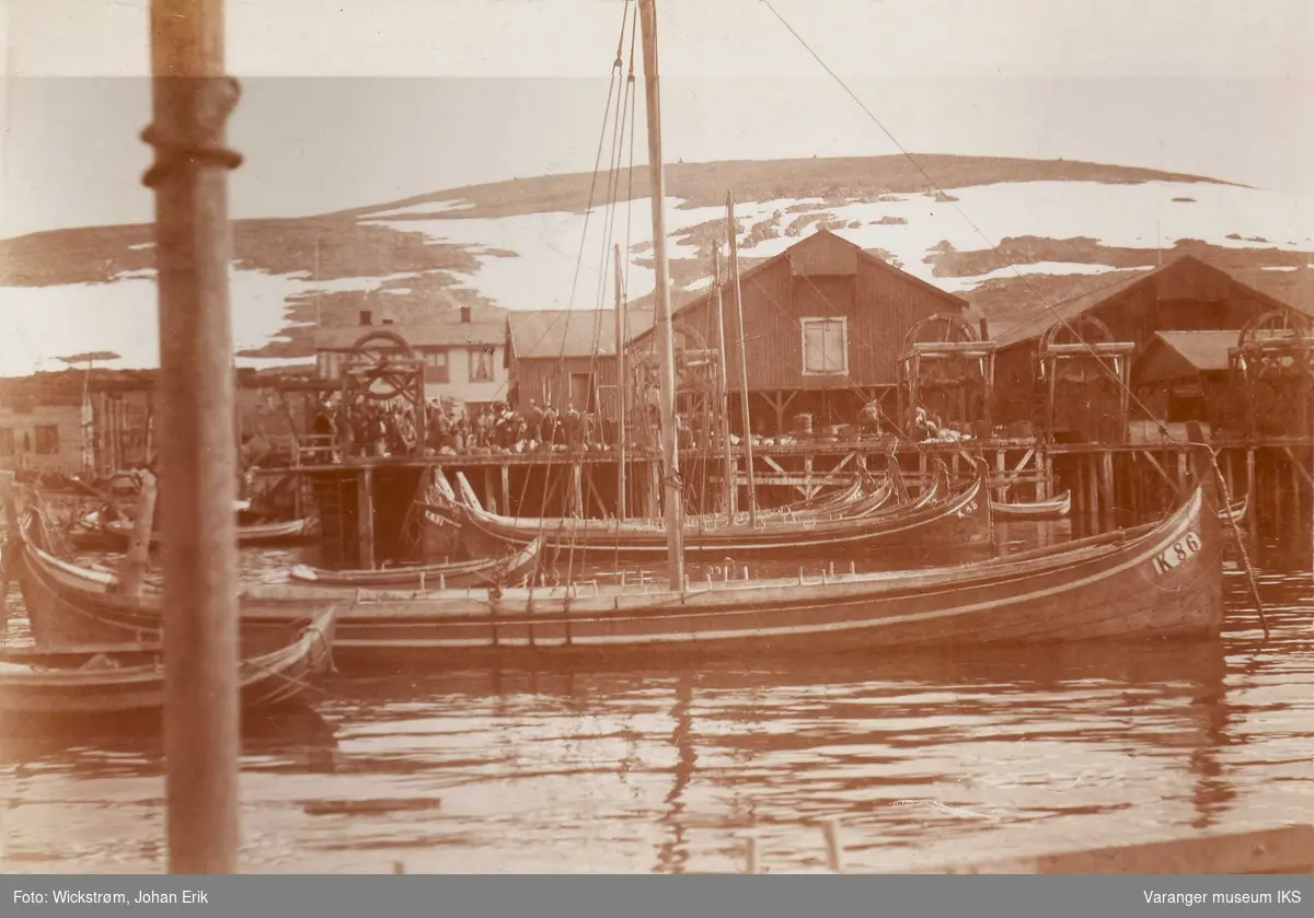 Ytre Kiberg. Nordlandsbåter med seil og masse folk på kaia. Fembøring midt i bildet.