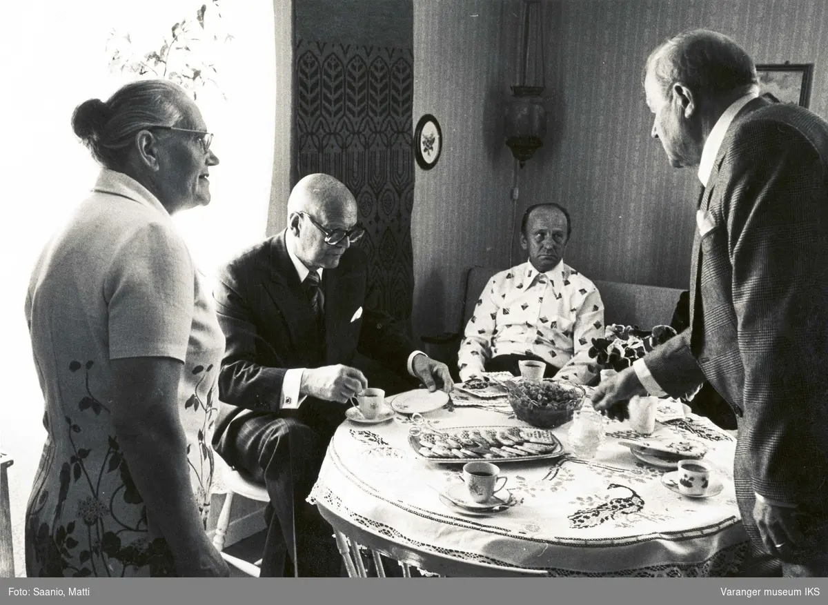 Ida og Alf Tuomainen med president Kekkonen og tidl. minister Kustaa Vilkuna? i storstua på Tuomainengården i 1977