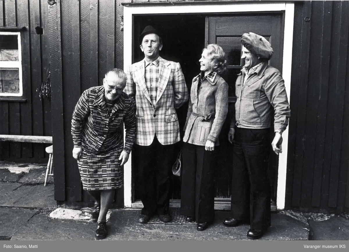Leende øyeblikk med Ida og Alf Tuomainen med ekteparet Tyyne og Ensio Seppänen utenfor Tuomainengården 1977