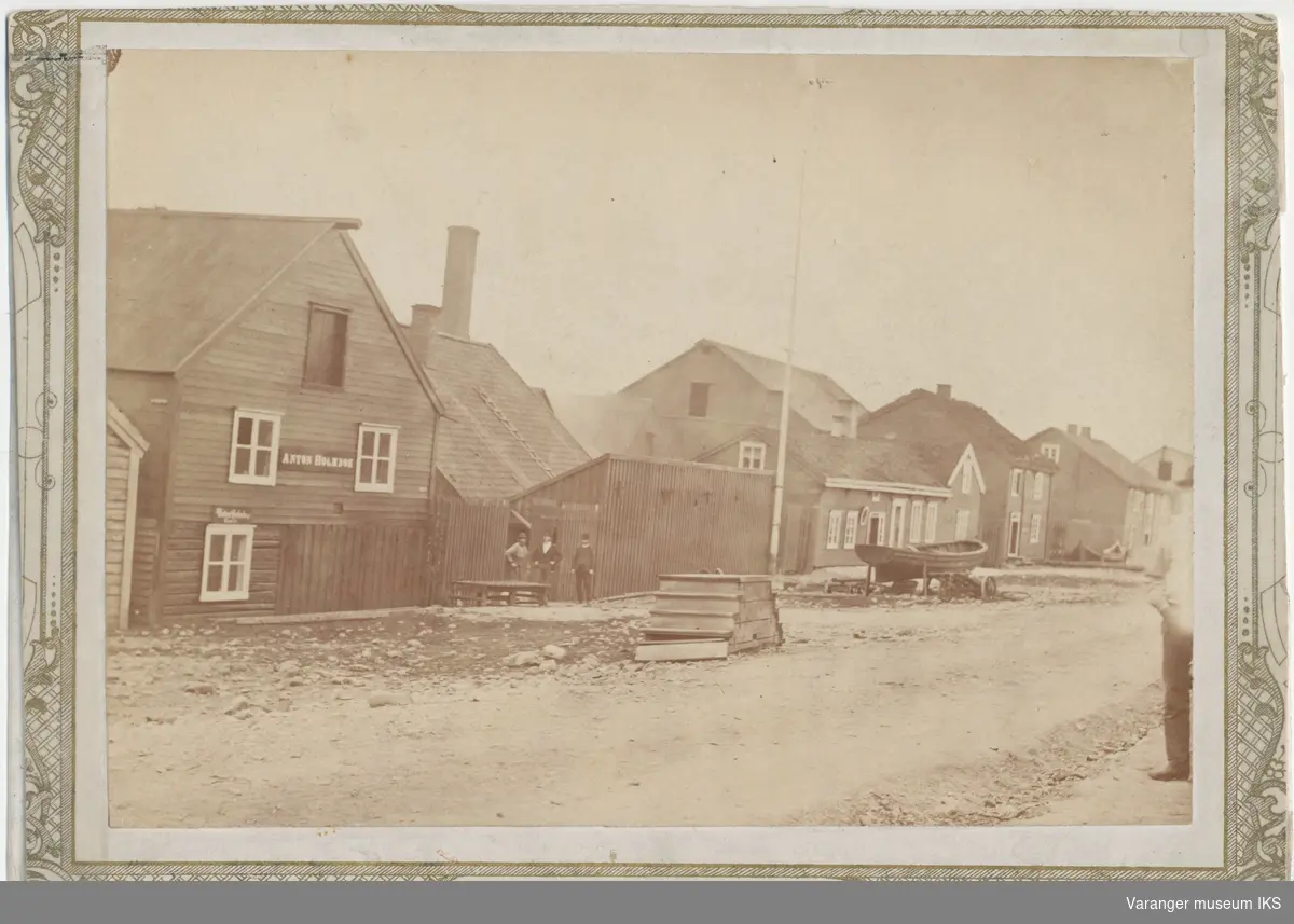 Strandgata, Anton Holmboes fiskebruk til venstre, antatt 1890-tallet