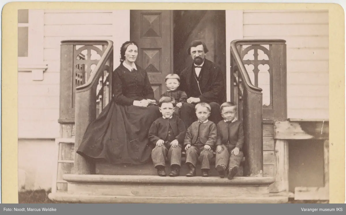 Gruppebilde, Otto Andreas Pleym og Jensine Pleym f. Brodtkorb med fire barn, på trappen av huset i Nyborg, ca. 1870