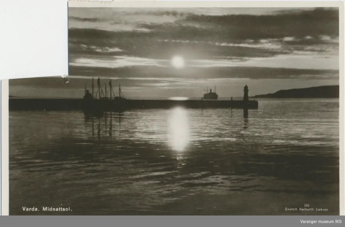 Postkort, midnattsol over vestre molo, nordgående hurtigrute og Reinøya i bakgrunnen