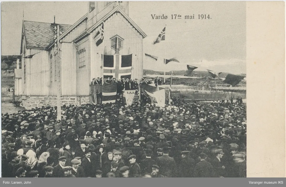 Postkort, folkemengde foran Vardø kirke, 17. mai 1914