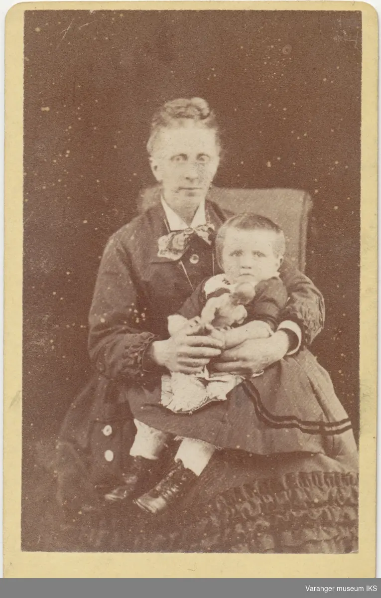 Portrett, Hemmingine Brodtkorb med datter Elisabeth Marianne Brodtkorb, antatt 1877