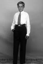 MAANUM FARVER, UNG MANN, HELFIG. , (ELDSTE) 37013