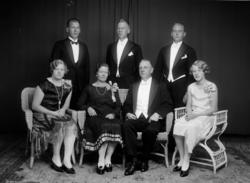 Musiker Frostad, familie, gruppebilde sju personer. Foran fr