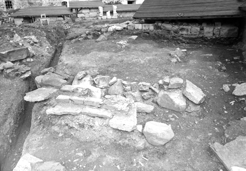 Arkeologiske undersøkelser i Hamar bispegård, Hamar, Domkirkeodden 1956. Bygningsrester syd for R og vest for østre ringmur O. Ildsted i bygning QIII.