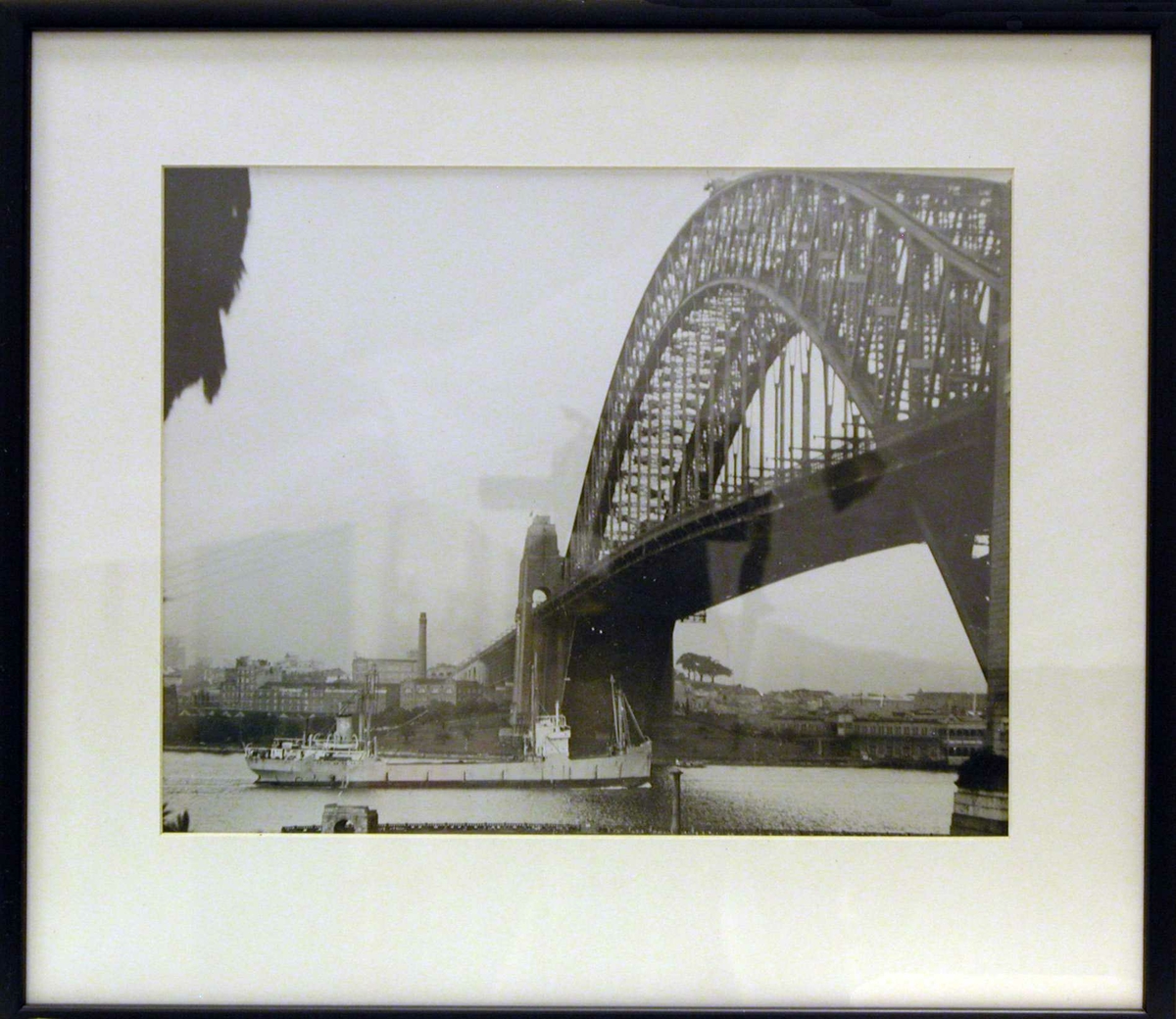 M/S "Belbetty" går under Sydney Harbour Bridge.